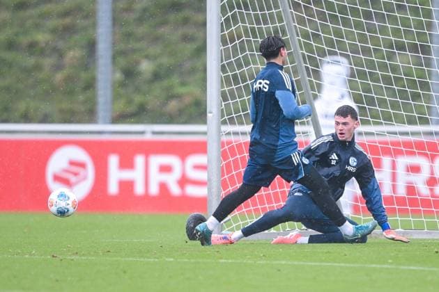 18 11 2025, Football, 2 Bundesliga, Season 2025 2026, Training FC Schalke 04, Ayman Emran Gulasi FC Schalke 04 , Goalkeeper Luca Podlech FC Schalke 04 xRHR PHOTO YYx Copyright: KROEGER RHR-FOTOx RHR-FOTO YY
