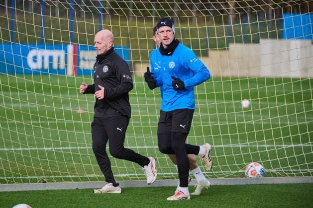 18 11 2025, Football, Men, 2 BL Bundesliga , Season 2025 2026, Training Holstein Kiel KSV Carl Johansson re runs with physiotherapist David Hallmann Kiel Holstein Stadium, Projensdorf Schleswig Holstein Germany