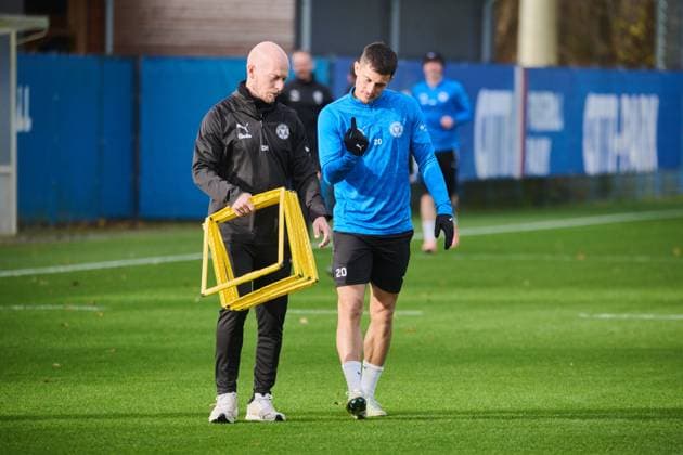 18 11 2025, Football, Men, 2 BL Bundesliga , Season 2025 2026, Training Holstein Kiel KSV Adrian Kapralik re with physiotherapist David Hallmann Kiel Holstein Stadion, Projensdorf Schleswig Holstein Germany