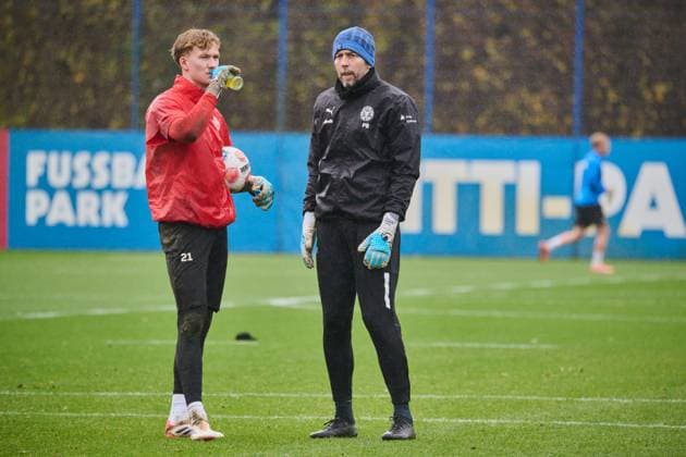 18 11 2025, Soccer, Men, 2 BL Bundesliga , Season 2025 2026, Training Holstein Kiel KSV Goalkeeper Jonas Krumrey with Goalkeeping Coach Patrick Borger re Kiel Holstein Stadium, Projensdorf Schleswig Holstein Germany