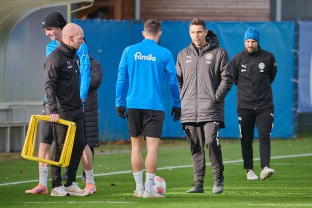 18 11 2025, Football, Men, 2 BL Bundesliga , Season 2025 2026, Training Holstein Kiel KSV Coach Marcel Rapp with Adrian Kapralik Kiel Holstein Stadium, Projensdorf Schleswig Holstein Germany