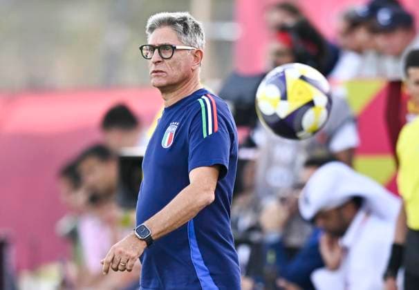 Italy v Uzbekistan : Round of 16- FIFA U-17 World Cup Qatar 2025 Massimiliano Favo, Head coach of Italy, reacts during the FIFA U-17 World Cup Qatar 2025 Round of 16 match between Italy and Uzbekistan in Doha, Qatar, on November 18, 2025. DOHA Qatar Copyright: xNOUSHADxTHEKKAYILx