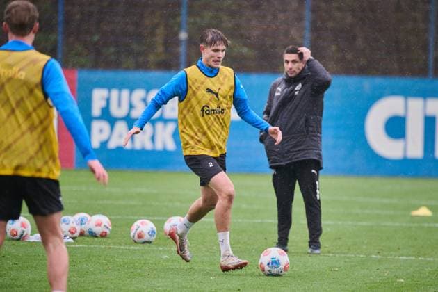 18 11 2025, Football, Men, 2 BL Bundesliga , Season 2025 2026, Training Holstein Kiel KSV Frederik Roslyng in front of coach Marcel Rapp Kiel Holstein Stadion, Projensdorf Schleswig Holstein Germany