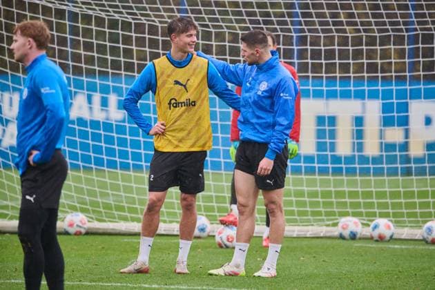 18 11 2025, Football, Men, 2 BL Bundesliga , Season 2025 2026, Training Holstein Kiel KSV Frederik Roslyng li with Markus Müller Kiel Holstein Stadion, Projensdorf Schleswig Holstein Germany