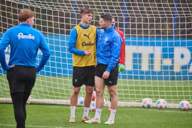 18 11 2025, Football, Men, 2 BL Bundesliga , Season 2025 2026, Training Holstein Kiel KSV Frederik Roslyng li with Markus Müller Kiel Holstein Stadion, Projensdorf Schleswig Holstein Germany