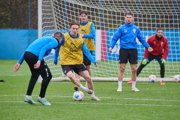 18.11.2025, Fußball, Herren, 2.BL (Bundesliga), Saison 2025 2026, Training Holstein Kiel (KSV) Jonas Therkelsen am Ball gegen Marko Ivezic Kiel Holstein-Stadion, Projensdorf Schleswig-Holstein Deutschland