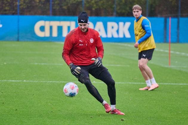 18 11 2025, Soccer, Men, 2 BL Bundesliga , Season 2025 2026, Training Holstein Kiel KSV Goalkeeper Timon Weiner chases the ball Kiel Holstein Stadium, Projensdorf Schleswig Holstein Germany