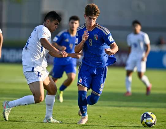 Italy v Uzbekistan : Round of 16- FIFA U-17 World Cup Qatar 2025 Thomas Campaniello of Italy and Muminkhon Bakhodirkhonov of Uzbekistan in action during the FIFA U-17 World Cup Qatar 2025 Round of 16 match between Italy and Uzbekistan in Doha, Qatar, on November 18, 2025. DOHA Qatar Copyright: xNOUSHADxTHEKKAYILx
