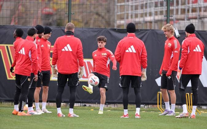 David Preu on the ball, team warming up Sport Football Soccer Training 1 Bundesliga Men DFL Season 2025 2026 18 11 2025 1 FC Union Berlin FCU DFL regulations prohibit any use of photographs as image sequences and or quasi video