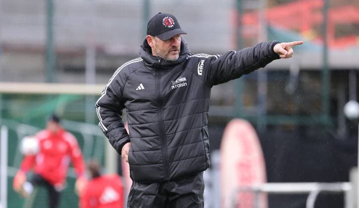 Coach Steffen Baumgart pointing, gesticulating action upper body sport football soccer training 1 Bundesliga men DFL season 2025 2026 18 11 2025 1 FC Union Berlin FCU DFL regulations prohibit any use of photographs as image sequences and or quasi video