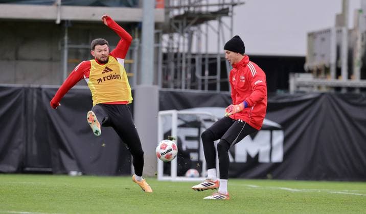 Oliver Burke, goalkeeper Frederik Rönnow duel match scene action sport football soccer training 1 Bundesliga men DFL season 2025 2026 18 11 2025 1 FC Union Berlin FCU DFL regulations prohibit any use of photographs as image sequences and or quasi video