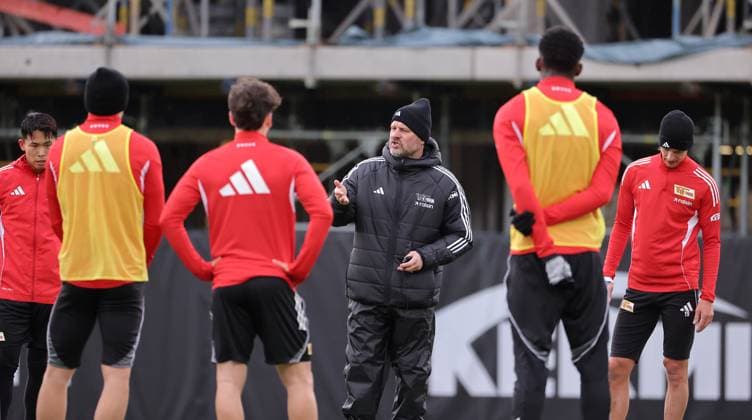 Coach Steffen Baumgart talks to players Sports Soccer Football Training 1 Bundesliga Men DFL Season 2025 2026 18 11 2025 1 FC Union Berlin FCU DFL regulations prohibit any use of photographs as image sequences and or quasi video
