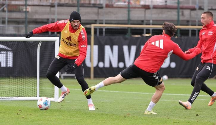 Christopher Trimmel on the ball, Livan Burcu duel Match scene Action Sport Football Soccer Training 1 Bundesliga Men DFL Season 2025 2026 18 11 2025 1 FC Union Berlin FCU DFL regulations prohibit any use of photographs as image sequences and or quasi video