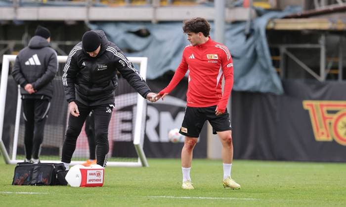 David Preu with bleeding knee injury Sport Football Soccer Training 1 Bundesliga Men DFL Season 2025 2026 18 11 2025 1 FC Union Berlin FCU DFL regulations prohibit any use of photographs as image sequences and or quasi video