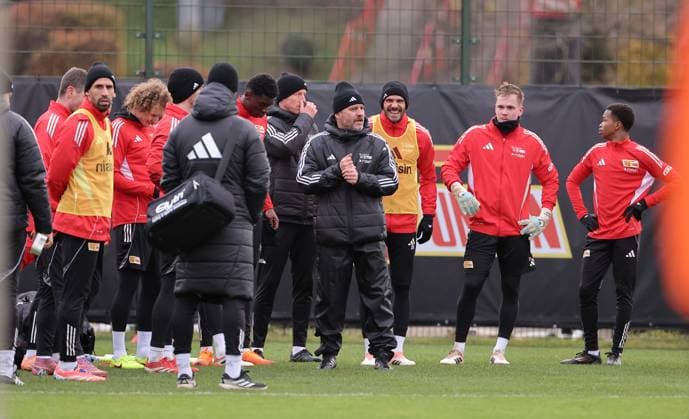 Coach Steffen Baumgart talks to team after end of training Sport Football Soccer Training 1 Bundesliga Men DFL Season 2025 2026 18 11 2025 1 FC Union Berlin FCU DFL regulations prohibit any use of photographs as image sequences and or quasi video