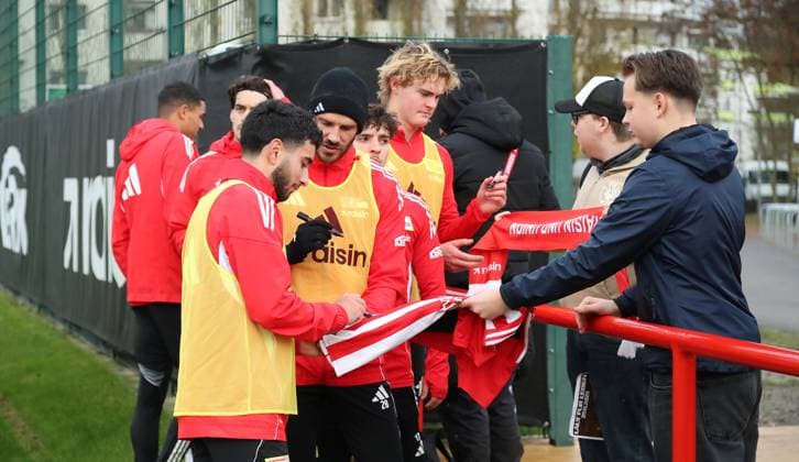 Livan Burcu, Christopher Trimmel signing autographs for fans Sport Football Soccer Training 1 Bundesliga Men DFL Season 2025 2026 18 11 2025 1 FC Union Berlin FCU DFL regulations prohibit any use of photographs as image sequences and or quasi video