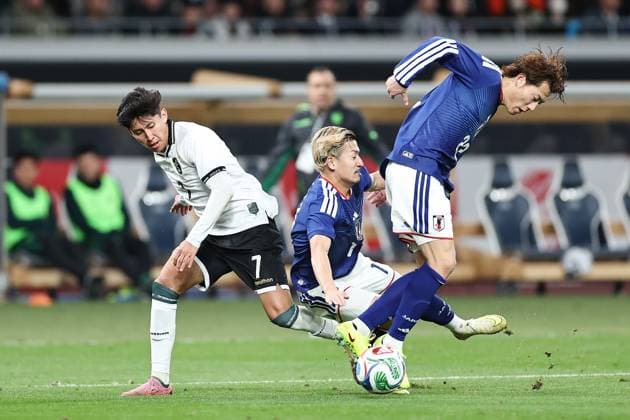(251118) -- TOKYO, Nov. 18, 2025 -- Maeda Daizen (C) and Seko Ayumu (R) of Japan vie with Miguel Terceros of Bolivia during a friendly football match between Japan and Bolivia in Tokyo, Japan, on Nov. 18, 2025. ) (SP)JAPAN-TOKYO-FOOTBALL-FRIENDLY-JAPAN VS BOLIVIA JiaxHaocheng 