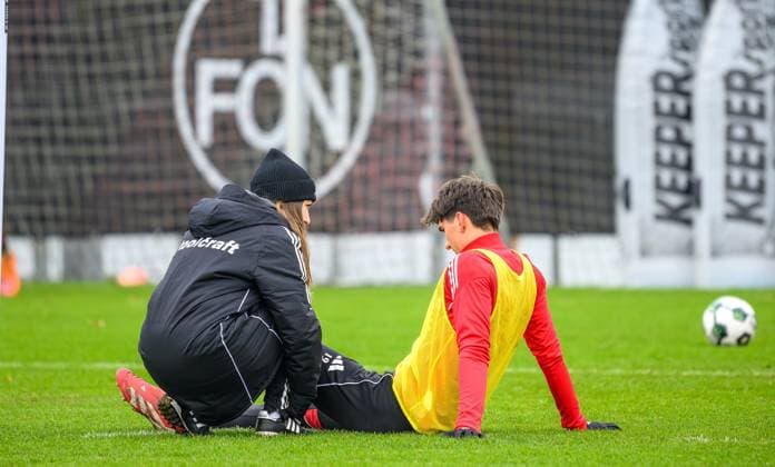 17 11 2025 SpVgg Greuther Fürth Fuerth e V General Meeting Annual General Meeting xwoxzix 18 11 2025 Football 2 Football Bundesliga Season 2025 2026 1 FC Nürnberg Nuernberg FCN Club Training Sportfoto Zink xwoxzix Eryk Grzywacz 19, 1 FC Nürnberg FCN battered injured Injury Anika Monatzetter Physiotherapist 1 FC Nürnberg FCN