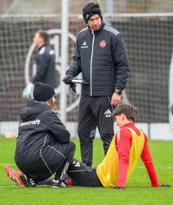 17 11 2025 SpVgg Greuther Fürth Fuerth e V General Meeting Annual General Meeting xwoxzix 18 11 2025 Football 2 Football Bundesliga Season 2025 2026 1 FC Nürnberg Nuernberg FCN Club Training Sportfoto Zink xwoxzix Eryk Grzywacz 19, 1 FC Nürnberg FCN battered injured Injury Anika Monatzetter Physiotherapist 1 FC Nürnberg FCN Johannes Hannes Wieber Head Of Performance 1 FC Nürnberg FCN