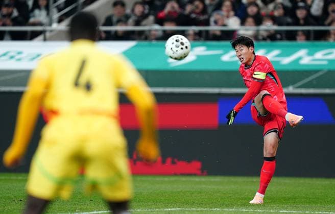 Friendly football match ( South Korea vs Ghana - 20251118 ) SEOUL, SOUTH KOREA, NOV 18: Son Heung-min of South Korea National Football Team during the friendly football match match between South Korea National Football Team and Ghana National Football Team at the Seoul World Cup Stadium in Seoul, South Korea on November 18, 2025. (Editorial Use Only) Seoul the Seoul World Cup Stadium South Korea 8240_285864 Copyright: xSeokyongxLee PentaxPressx