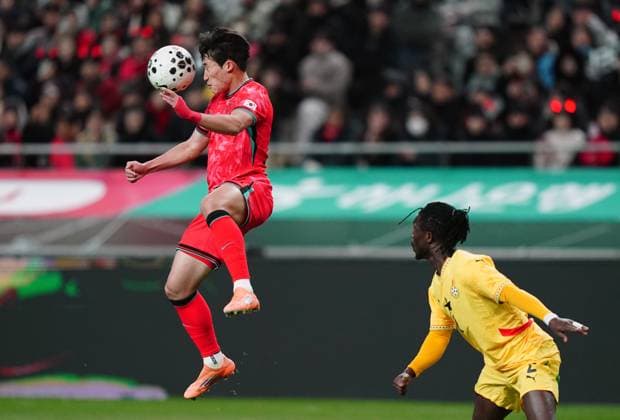 Friendly football match ( South Korea vs Ghana - 20251118 ) SEOUL, SOUTH KOREA, NOV 18: Lee Tae-seok of South Korea National Football Team heads the ball during the friendly football match match between South Korea National Football Team and Ghana National Football Team at the Seoul World Cup Stadium in Seoul, South Korea on November 18, 2025. (Editorial Use Only) Seoul the Seoul World Cup Stadium South Korea 8240_285871 Copyright: xSeokyongxLee PentaxPressx