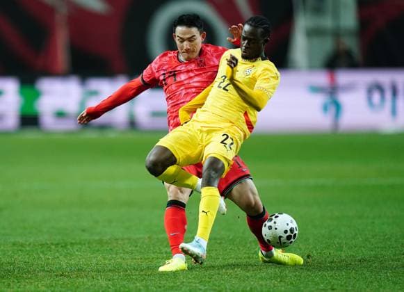 Friendly football match ( South Korea vs Ghana - 20251118 ) SEOUL, SOUTH KOREA, NOV 18: Cho Yu-min of South Korea National Football Team competes for the ball with Kamaldeen Sulemana of Ghana National Football Team during the friendly football match match between South Korea National Football Team and Ghana National Football Team at the Seoul World Cup Stadium in Seoul, South Korea on November 18, 2025. (Editorial Use Only) Seoul the Seoul World Cup Stadium South Korea 8240_285874 Copyright: xSeokyongxLee PentaxPressx