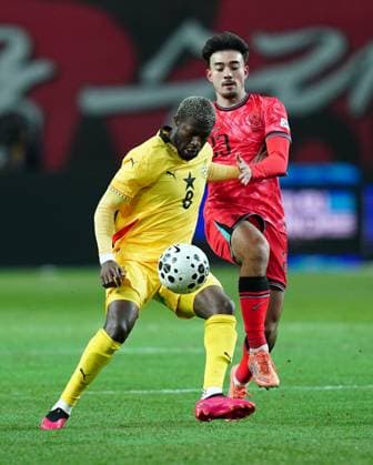 Friendly football match ( South Korea vs Ghana - 20251118 ) SEOUL, SOUTH KOREA, NOV 18: Kwasi Sibo of Ghana National Football Team competes for the ball with Castrop Jens of South Korea National Football Team during the friendly football match match between South Korea National Football Team and Ghana National Football Team at the Seoul World Cup Stadium in Seoul, South Korea on November 18, 2025. (Editorial Use Only) Seoul the Seoul World Cup Stadium South Korea 8240_285890 Copyright: xSeokyongxLee PentaxPressx