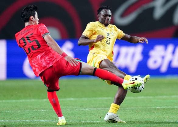 Friendly football match ( South Korea vs Ghana - 20251118 ) SEOUL, SOUTH KOREA, NOV 18: Kwon Hyeok-kyu of South Korea National Football Team competes for the ball with Prince Kwabena Adu of Ghana National Football Team during the friendly football match match between South Korea National Football Team and Ghana National Football Team at the Seoul World Cup Stadium in Seoul, South Korea on November 18, 2025. (Editorial Use Only) Seoul the Seoul World Cup Stadium South Korea 8240_285893 Copyright: xSeokyongxLee PentaxPressx