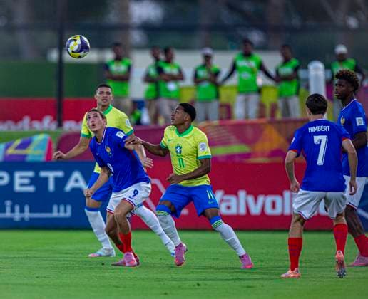 World Cup Soccer FIFA U17, U 17 World Cup Qatar 2025, Brazil vs France round of 16 Antoine Valero France U17, 9 Kayke Brazil U17, 11 Copyright: xRedhaxHosnixSegganix