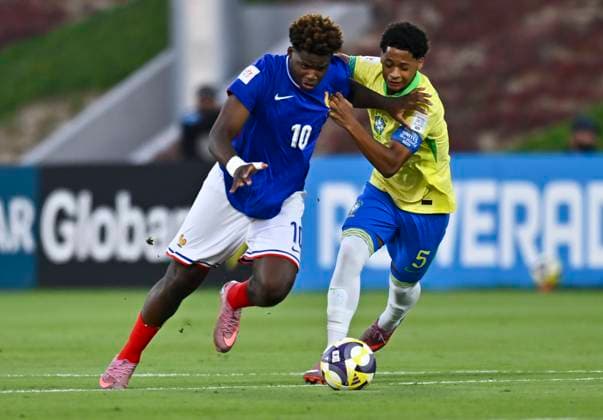 Brazil v France : Round of 16- FIFA U-17 World Cup Qatar 2025 Zelucas of Brazil and Christ Batola of France in action during the FIFA U-17 World Cup Qatar 2025 Round of 16 match between Brazil and France in Doha, Qatar, on November 18, 2025. DOHA Qatar Copyright: xNOUSHADxTHEKKAYILx