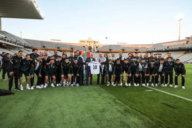 November 18, 2025, Barcelona, Barcelona, SPAIN: Joan Collboni, Mayor of Barcelona, alongside the Palestine team during the International Friendly, Länderspiel, Nationalmannschaft match between Catalonia and Palestine at the Estadi Olimpic Lluis Companys on November 18, 2025 in Barcelona, Spain. Barcelona SPAIN - ZUMAa181 20251118_zaa_a181_005 Copyright: xJavierxBorregox