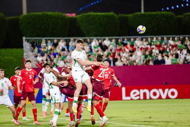 2025 FIFA Under 17 World Cup Round of 16, Aspire Zone Pitch 1, Doha, Qatar 18 11 2025 Switzerland vs Ireland Ireland s Vinnie Leonard wins a header Vinnie Leonard wins a header 18 11 2025  Copyright: x INPHOx IMG_6301