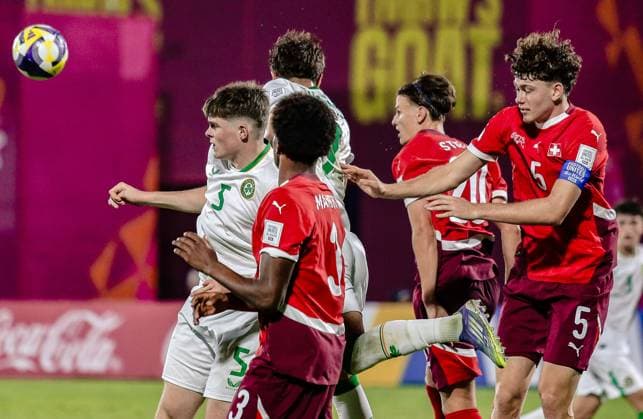 2025 FIFA Under 17 World Cup Round of 16, Aspire Zone Pitch 1, Doha, Qatar 18 11 2025 Switzerland vs Ireland Ireland s Vinnie Leonard wins a header Vinnie Leonard wins a header 18 11 2025  Copyright: x INPHOx IMG_6310