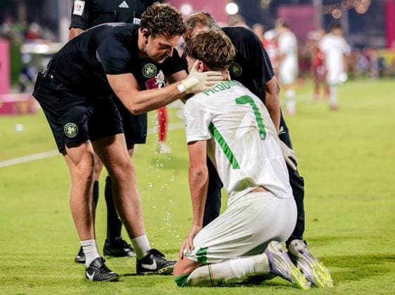 2025 FIFA Under 17 World Cup Round of 16, Aspire Zone Pitch 1, Doha, Qatar 18 11 2025 Switzerland vs Ireland Ireland™s Oisin McDonagh receives treatment Oisin McDonagh receives treatment 18 11 2025  Copyright: x INPHOx IMG_6327