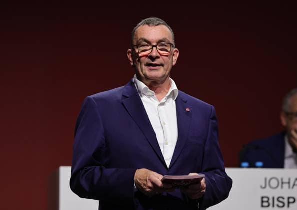 18 11 2025 Soccer Season 2025 2026 2 Soccer Bundesliga General Meeting Annual General Meeting JHV 2025 Sportfoto Zink DaMa xdaxmax Peter Meier Chairman of the Supervisory Board 1 FC Nürnberg FCN welcomes Clubfan Clubfans FCN Fans Fans and Members