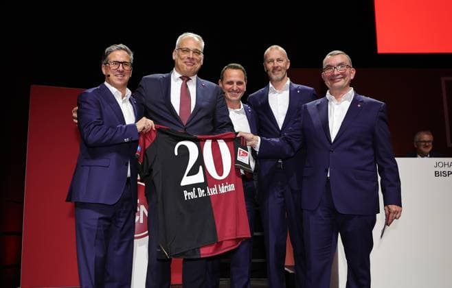 18 11 2025 Football season 2025 2026 2 Football Bundesliga Annual General Meeting Annual General Meeting AGM 2025 Sportfoto Zink DaMa xdaxmax Prof Axel Adrian Chairman of the meeting is honored by Stefan Heim Chief Financial Officer for Accounting Controlling and Financial Accounting 1 FC Nürnberg FCN Joti Chatzialexiou Chief Sports Officer 1 FC Nürnberg FCN Niels Rossow Chief Strategy Officer Marketing 1 FC Nürnberg FCN and Peter Meier Chairman of the Supervisory Board 1 FC Nürnberg FCN for the 20th chairmanship of the FCN AGM