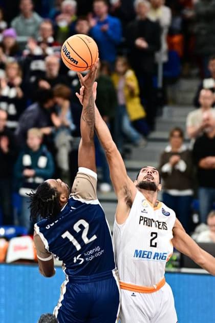 Game scene with Leyton Hammonds 2 Promitheas Patras Vikos Cola and Osun Osunniyi 12 MLP Academics Heidelberg fighting for the ball Basketball Champions League MLP Academics Heidelberg vs Promitheas Patras Vikos Cola Copyright: xspeedshotx
