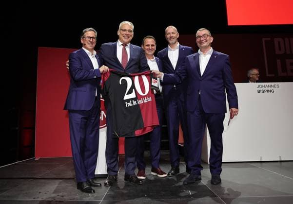 18 11 2025 Football season 2025 2026 2 Football Bundesliga Annual General Meeting Annual General Meeting AGM 2025 Sportfoto Zink DaMa xdaxmax Prof Axel Adrian Chairman of the meeting is honored by Stefan Heim Chief Financial Officer for Accounting Controlling and Financial Accounting 1 FC Nürnberg FCN Joti Chatzialexiou Chief Sports Officer 1 FC Nürnberg FCN Niels Rossow Chief Strategy Officer Marketing 1 FC Nürnberg FCN and Peter Meier Chairman of the Supervisory Board 1 FC Nürnberg FCN for the 20th chairmanship of the FCN AGM