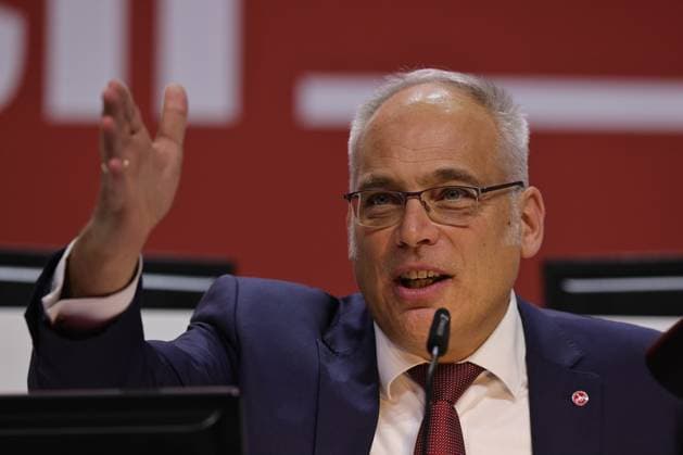 18 11 2025 Football season 2025 2026 2 Football Bundesliga General Meeting Annual General Meeting JHV 2025 Sportfoto Zink DaMa xdaxmax Prof Axel Adrian Chairman of the meeting speaks to Clubfan Clubfans FCN Fans Fans Members