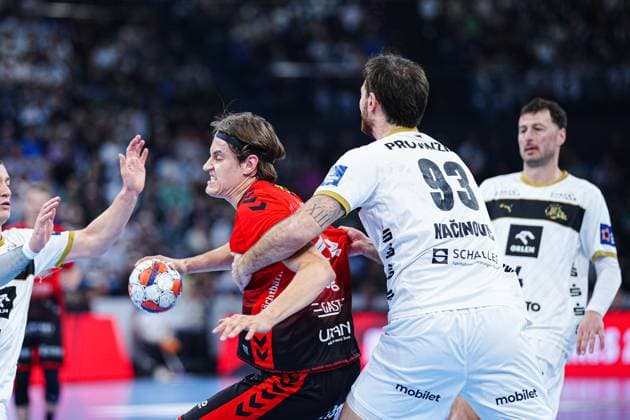 Hannes Nystroem BSV Bern, 20 , Veron Nacinovic THW Kiel, 93 GER, THW Kiel vs BSV Bern, Handball, EHF European League, Matchday 4, Season 2025 2026, 18 11 2025 GER, THW Kiel vs BSV Bern, Handball, EHF European League, Matchday 4, Season 2025 2026, 18 11 2025 Kiel Copyright: xEibner-Pressefoto MarcelxvonxFehrnx EP_MFN