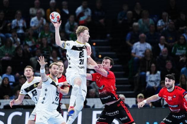 Eric Johansson THW Kiel, 21 , Michael Kusio BSV Bern, 13 GER, THW Kiel vs BSV Bern, Handball, EHF European League, Matchday 4, Season 2025 2026, 18 11 2025 GER, THW Kiel vs BSV Bern, Handball, EHF European League, Matchday 4, Season 2025 2026, 18 11 2025 Kiel Copyright: xEibner-Pressefoto MarcelxvonxFehrnx EP_MFN