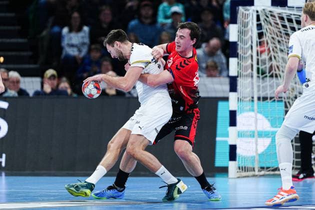 Harald Reinkind THW Kiel, 06 , Michael Kusio BSV Bern, 13 GER, THW Kiel vs BSV Bern, Handball, EHF European League, Matchday 4, Season 2025 2026, 18 11 2025 GER, THW Kiel vs BSV Bern, Handball, EHF European League, Matchday 4, Season 2025 2026, 18 11 2025 Kiel Copyright: xEibner-Pressefoto MarcelxvonxFehrnx EP_MFN