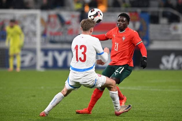 November 18, 2025, Hradec Kralove, Czech Republic: ALBERT LABIK of Czech Republic (L) fight for ball with Portugal s ROGER FERNANDES (21) during the UEFA European Under-21 Championship Qualifying game between Czech Republic and Portugal, at November 18, 2025, in Hradec Kralove in the Czech Republic. Hradec Kralove Czech Republic - ZUMAr156 20251118_aap_r156_003 Copyright: xSlavekxRutax