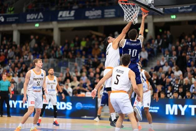 Scene with J P Macura 55 Promitheas Patras Vikos Cola , Nikolaos Plotas 5 Promitheas Patras Vikos Cola and Samuell Williamson 10 MLP Academics Heidelberg at the basket Basketball Champions League MLP Academics Heidelberg vs Promitheas Patras Vikos Cola Copyright: xspeedshotx