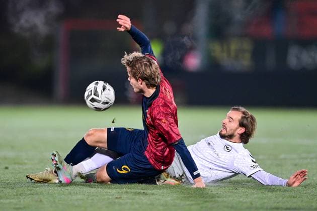v li Jeroen Krupa Unterhaching, 9 Felix Bachschmid Burghausen, 6 in duel, duel, tackle, dynamic, action, action, 18 11 2025, Unterhaching Germany , Football, BFV Verbandspokal, quarter-final, SpVgg Unterhaching SV Wacker Burghausen xslx