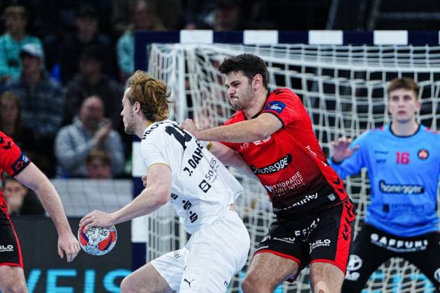 Jesse Dahmke THW Kiel, 15 , Ivan Corluka BSV Bern, 25 GER, THW Kiel vs BSV Bern, Handball, EHF European League, Matchday 4, Season 2025 2026, 18 11 2025 GER, THW Kiel vs BSV Bern, Handball, EHF European League, Matchday 4, Season 2025 2026, 18 11 2025 Kiel Copyright: xEibner-Pressefoto MarcelxvonxFehrnx EP_MFN