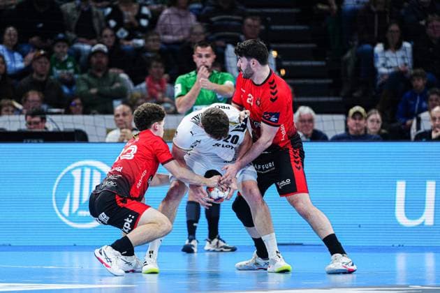 Leo Jan Schnyder BSV Bern, 33 , Lucas Laube THW Kiel, 20 , Lucas Rohr BSV Bern, 21 GER, THW Kiel vs BSV Bern, Handball, EHF European League, Matchday 4, Season 2025 2026, 18 11 2025 GER, THW Kiel vs BSV Bern, Handball, EHF European League, Matchday 4, Season 2025 2026, 18 11 2025 Kiel Copyright: xEibner-Pressefoto MarcelxvonxFehrnx EP_MFN