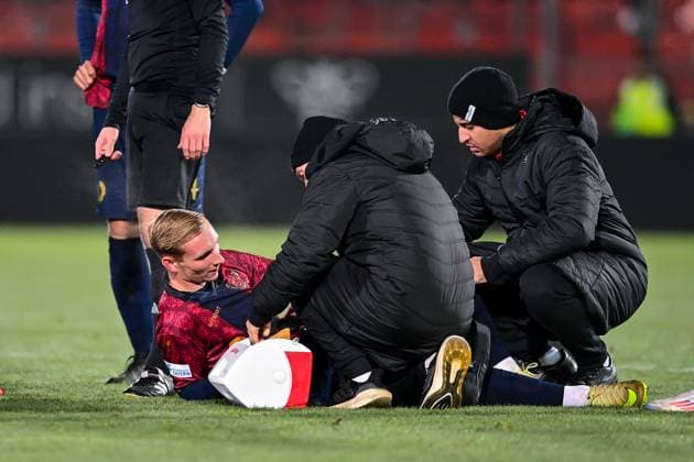 Cornelius Pfeiffer Unterhaching, 22 must be treated on the pitch, verletzt, Verletzung, injured, sporting injury, 18 11 2025, Unterhaching Deutschland , Fußball, BFV Verbandspokal, Viertelfinale, SpVgg Unterhaching SV Wacker Burghausen xslx
