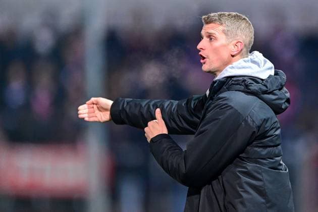 Coach Lars Bender Burghausen gives instructions, gestures, gesticulates with arms, gives instructions, gesticulate, single image, action, action, 18 11 2025, Unterhaching Germany , Football, BFV Verbandspokal, Quarterfinal, SpVgg Unterhaching SV Wacker Burghausen xslx