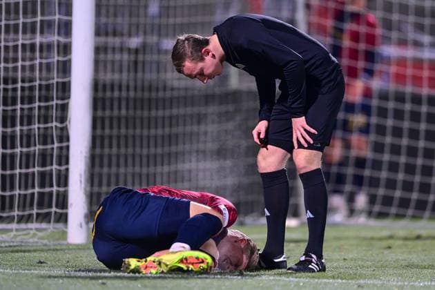 Jonas Krzyzanowski Referee, Referee inquires about the injured Cornelius Pfeiffer Unterhaching, 22 , 18 11 2025, Unterhaching Germany , Football, BFV Verbandspokal, Quarter-final, SpVgg Unterhaching SV Wacker Burghausen xslx